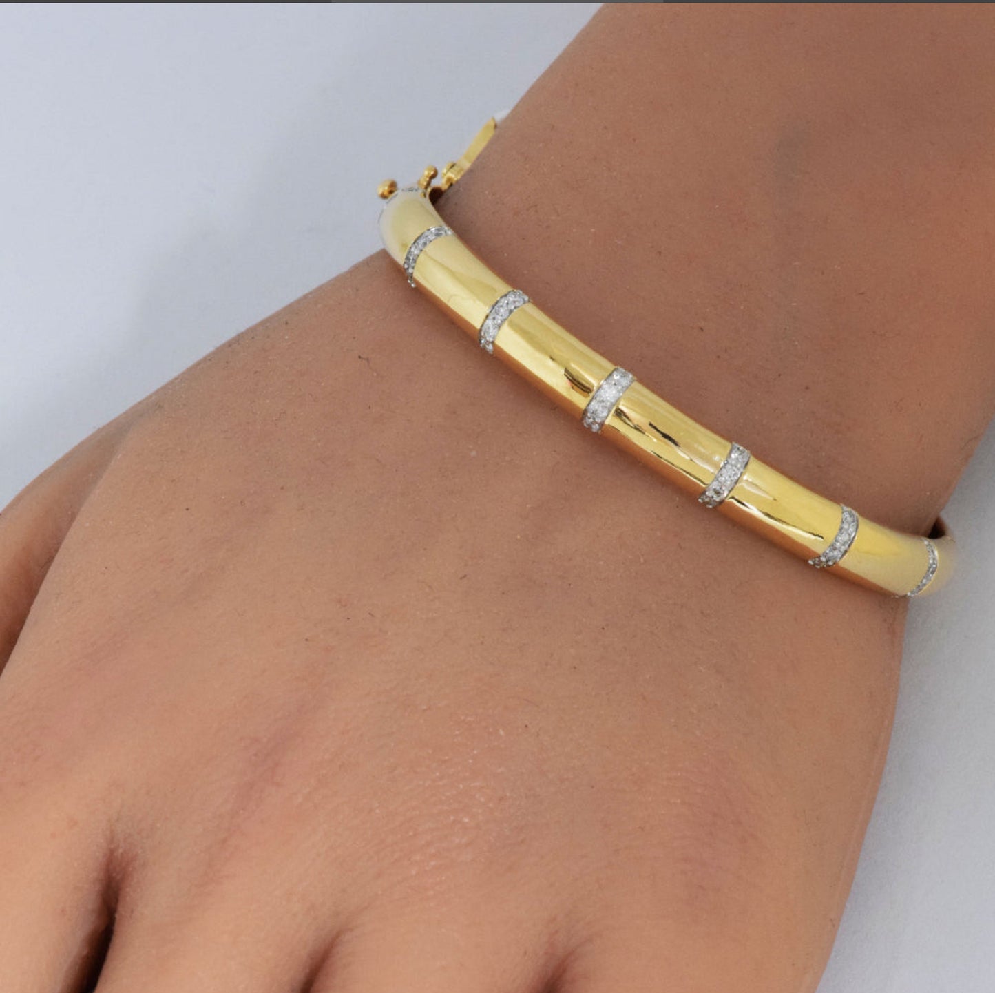 Gold Round Diamond Striped Bangle Bracelet